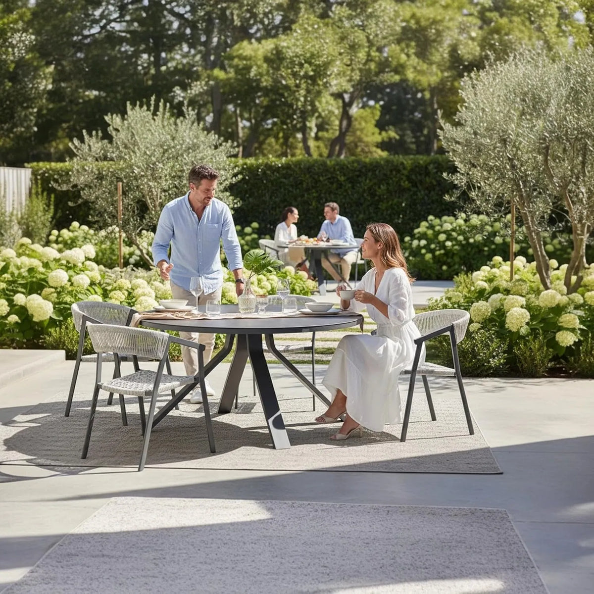 Table Ronde en Aluminium Noir avec Plateau en Verre: Mondo