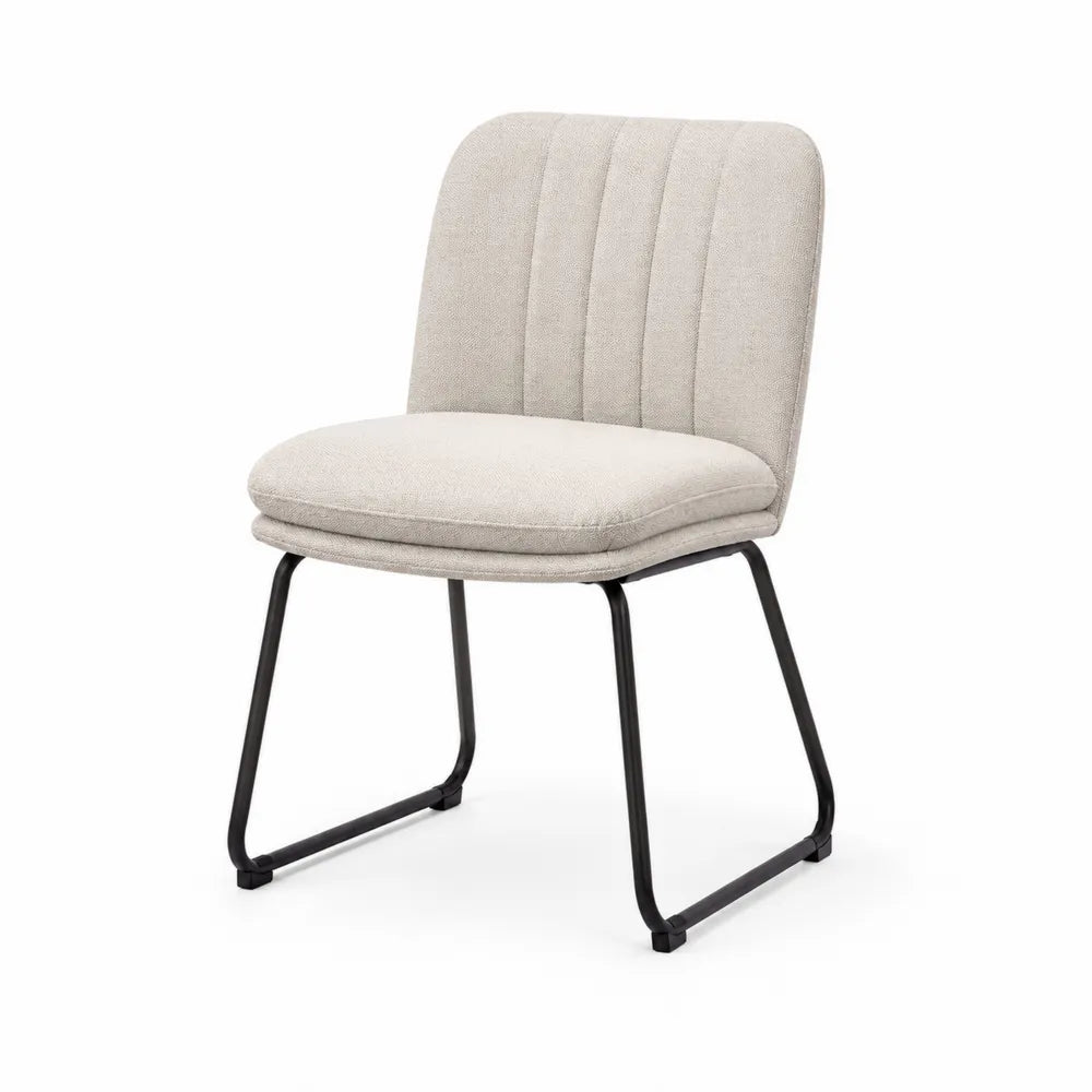 Chaise en tissu polyester beige avec pieds en métal noir