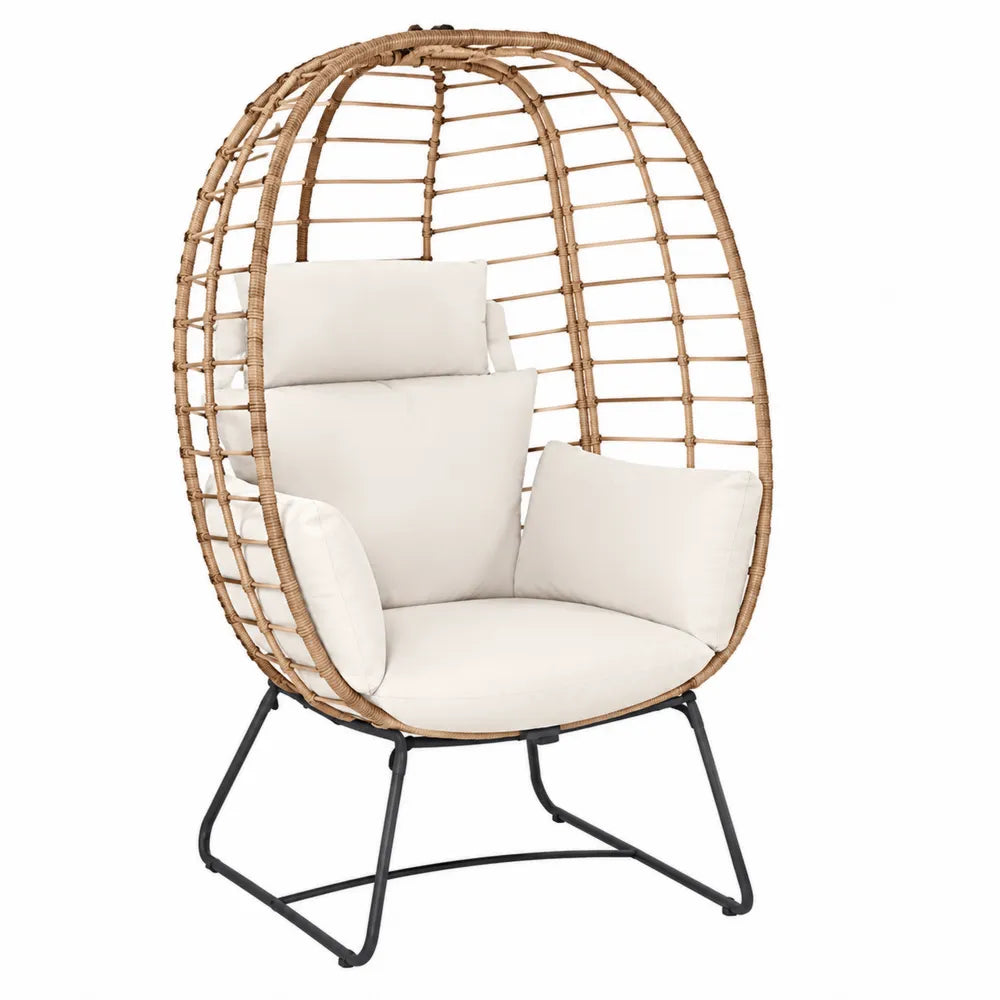 Chaise en rotin avec coussins crème et structure métallique