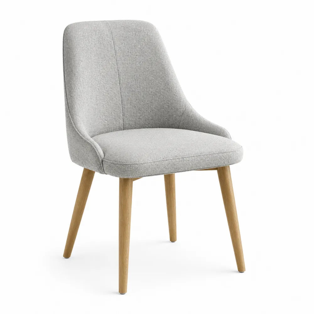 Chaise en tissu gris clair avec pieds en chêne