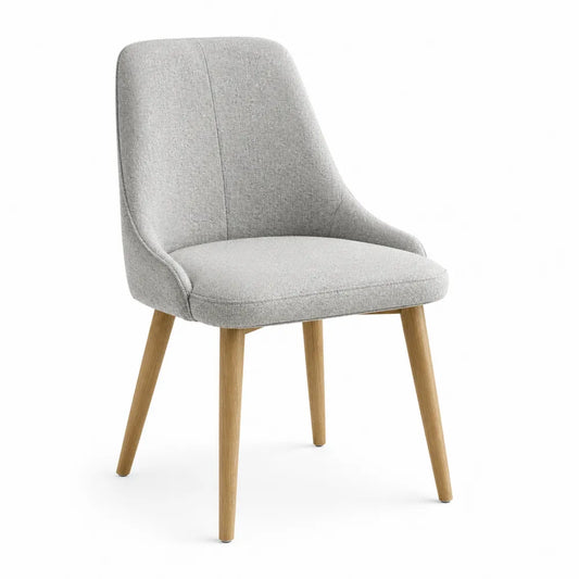 Chaise en tissu gris clair avec pieds en chêne